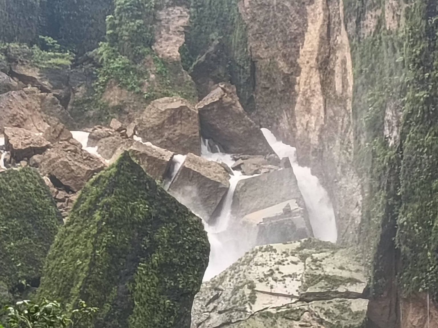 पोखराको सेती नदी थुनिँदा झरना बन्यो, स्थानीय त्रसित